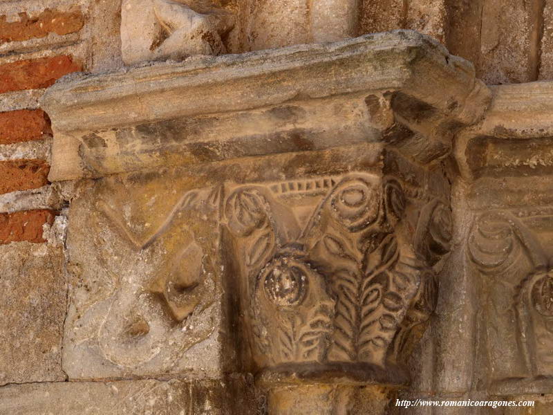 CAPITEL MS A LA IZQUIERDA Y DECORACIN DE SERPIENTES POR FUERA